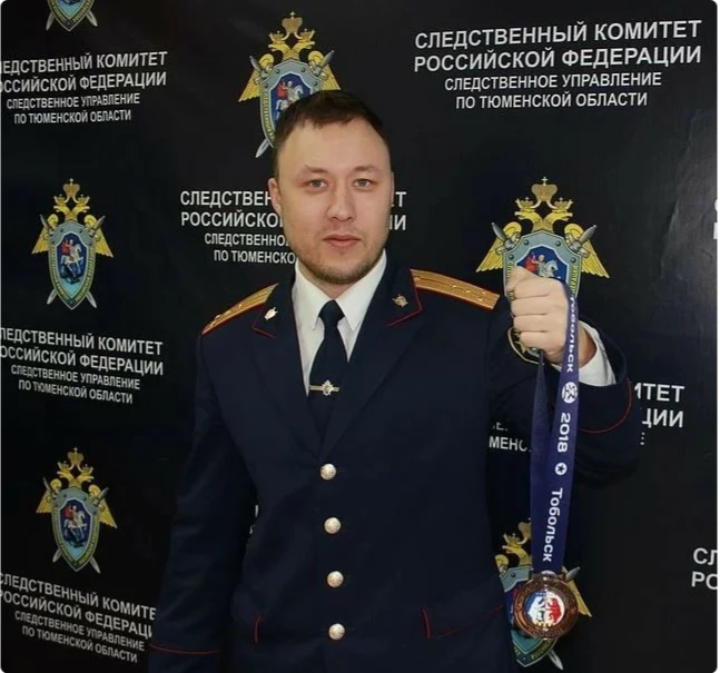 Следователь отметил повышение под "АУЕ, жизнь ворам" и лишился работы Следователь отметил повышение под "АУЕ, жизнь ворам" и лишился работы фото